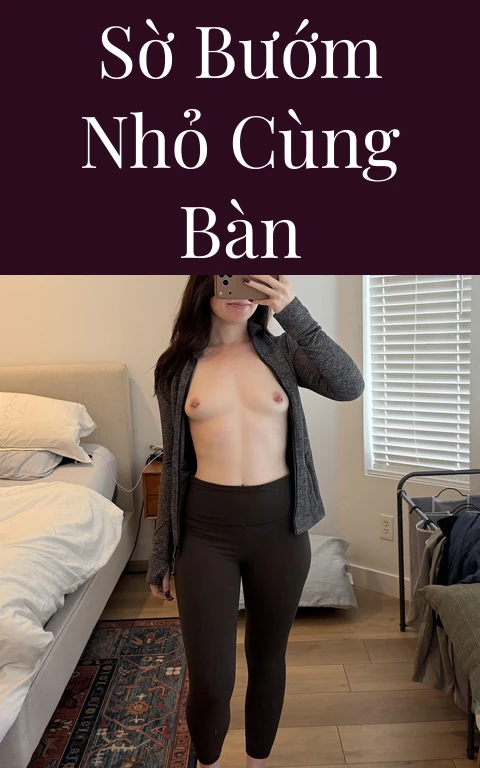 Sờ bướm nhỏ cùng bàn
